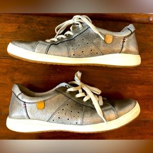 Josef Seibel Caren 01 Sneaker in metallic silver leather. Size 39 (8).